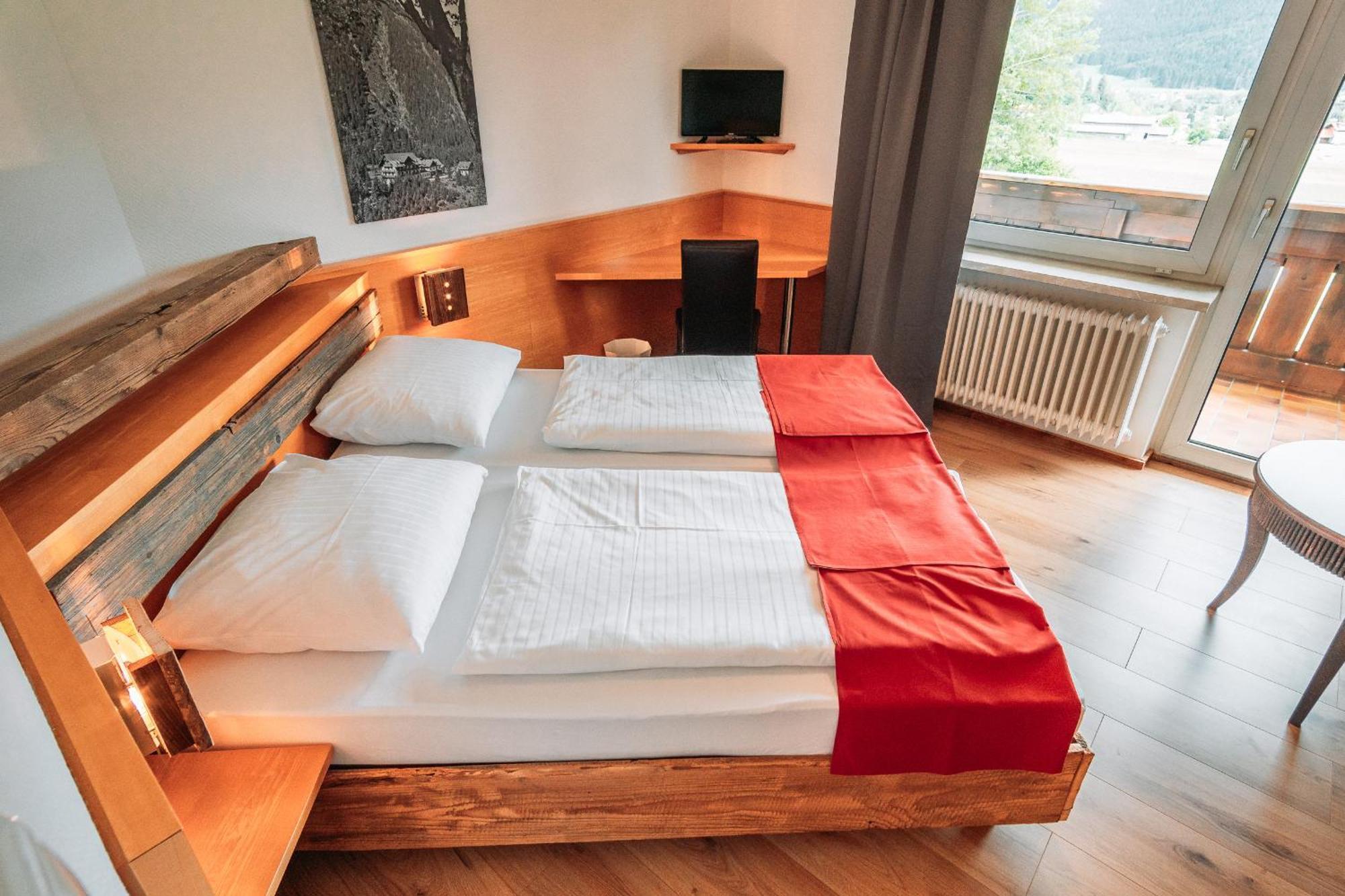 Hahnenkamm Hostel Hofen Room photo