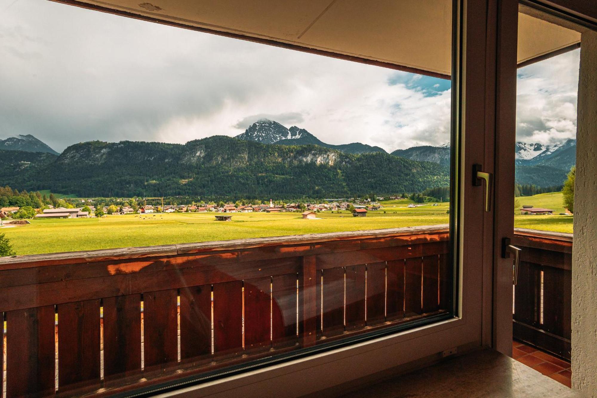 Hahnenkamm Hostel Hofen Exterior photo